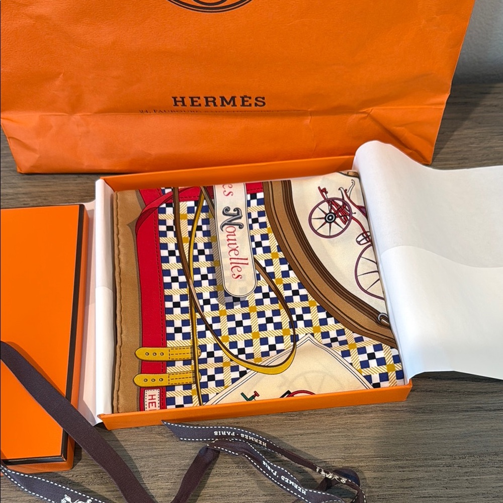 New Hermès Silk Scarf Carre 70 Soie Vintage Les Voitures Nouvelle Fm/Beige Dore